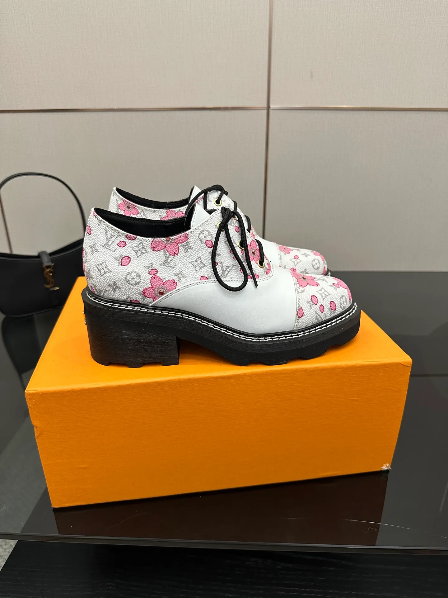 👟👟Ex-factory price 720👟👟 LOUIS VUITTON Louis Vuitton counter latest model top version LV inner cowhide material is real! Original 1:1 material reproduction! Modern and casual in one! Release a strong aura like a queen 🔥Capture everyone's attention instantly💃 Inner/foot pads: imported cowhide Fabric: cowhide Outsole: full genuine leather Code number: 35-41 (40, 41, 42 customizations are not returnable)